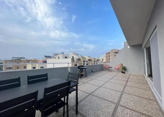 Penthouse With Immense Outdoor Area Apartment Naxxar